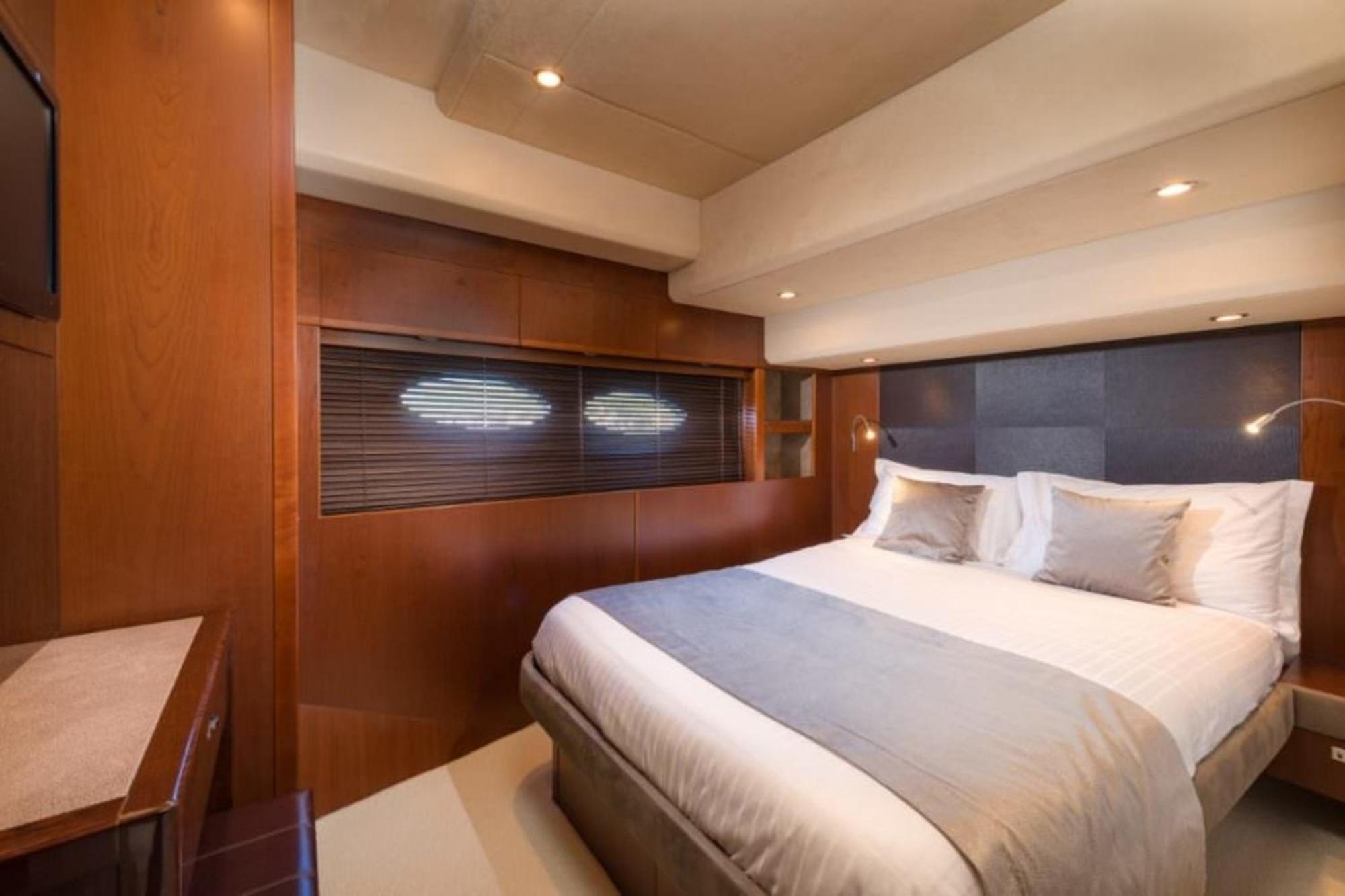 Private Yacht - Princess 72 Fly Holiday home