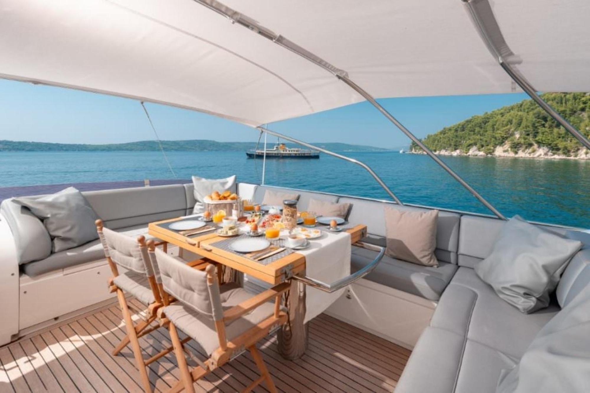 Private Yacht - Princess 72 Fly