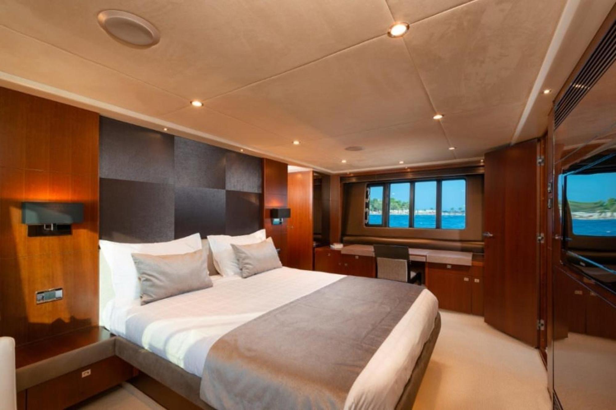 Private Yacht - Princess 72 Fly Holiday home *