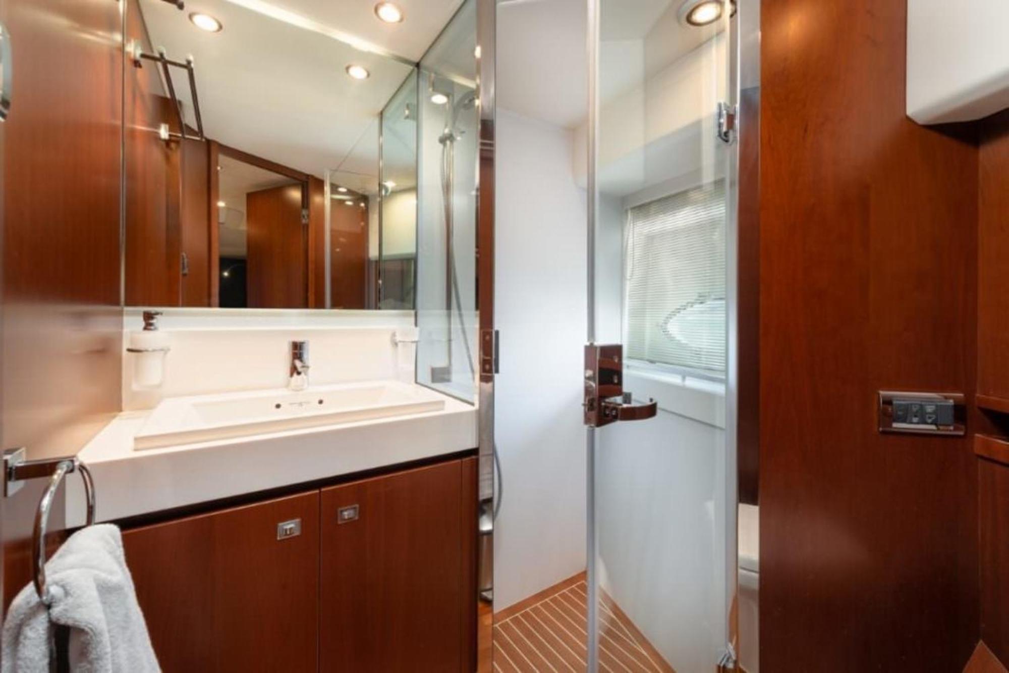 Private Yacht - Princess 72 Fly *